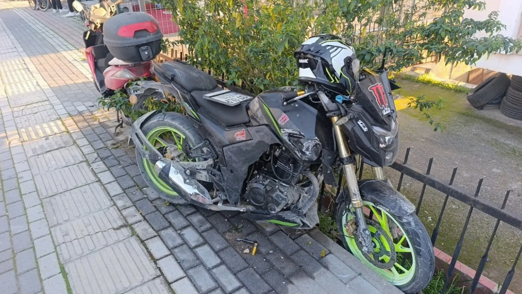 Antalya'da Otomobille çarpışan motosikletteki 2 kişi metrelerce savruldu: 3 yaralı