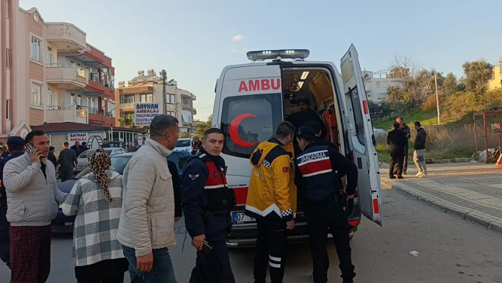 Antalya'da Otomobille çarpışan motosikletteki 2 kişi metrelerce savruldu: 3 yaralı