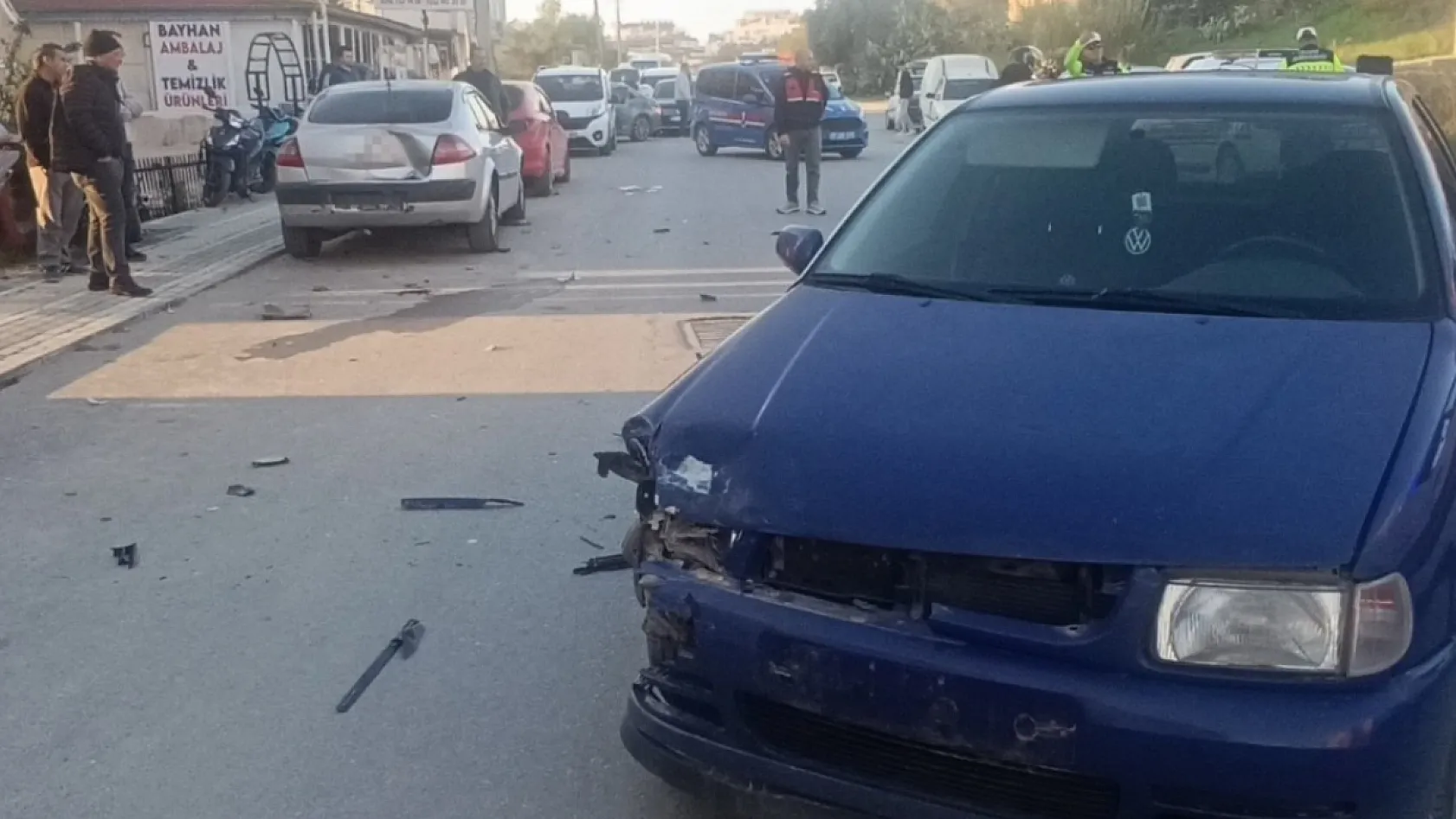 Antalya'da Otomobille çarpışan motosikletteki 2 kişi metrelerce savruldu: 3 yaralı