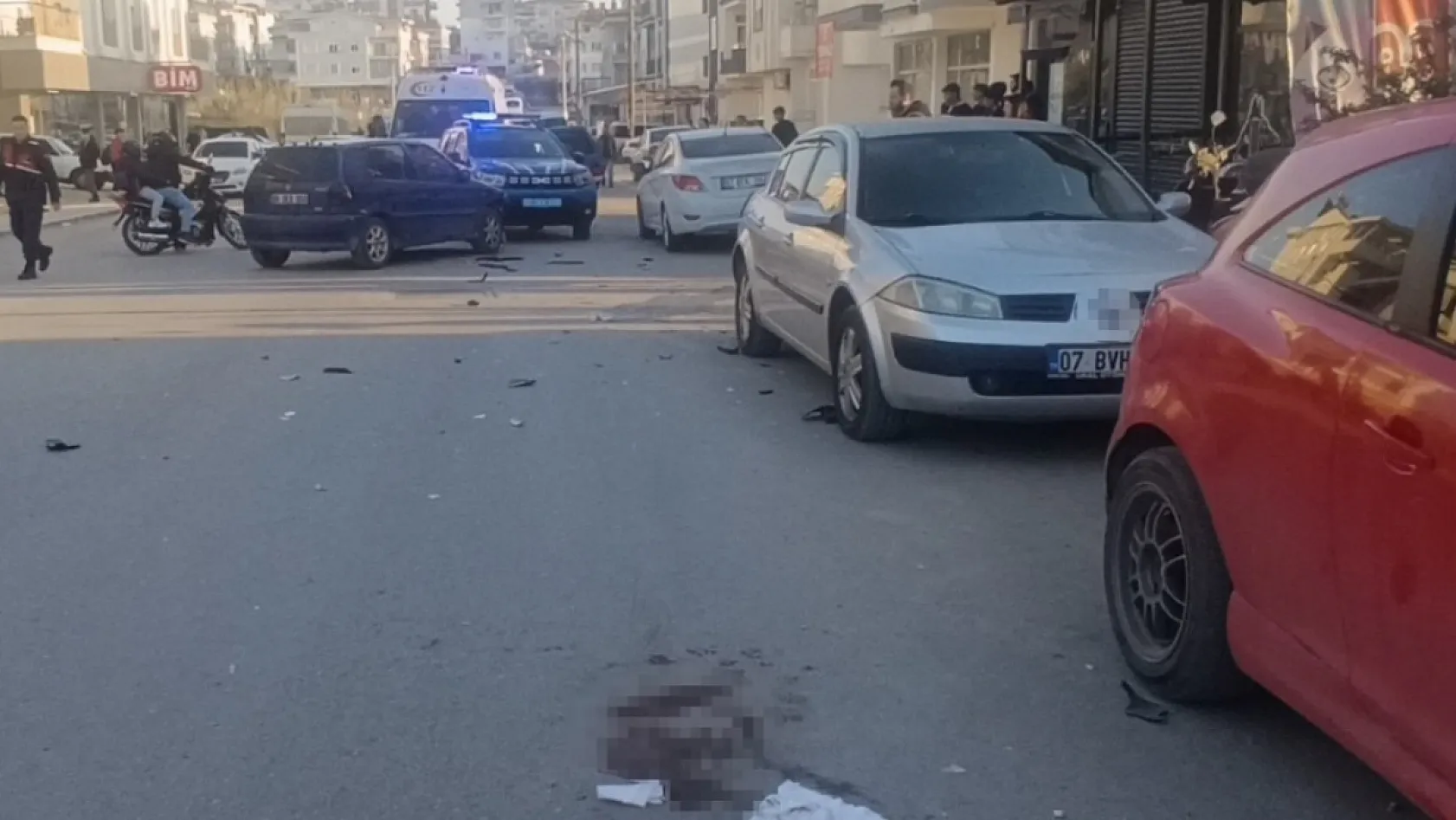 Antalya'da Otomobille çarpışan motosikletteki 2 kişi metrelerce savruldu: 3 yaralı