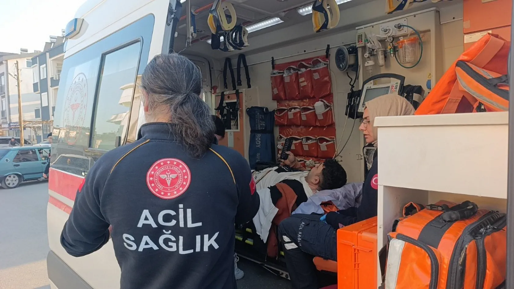 Antalya'da Otomobille çarpışan motosikletteki 2 kişi metrelerce savruldu: 3 yaralı