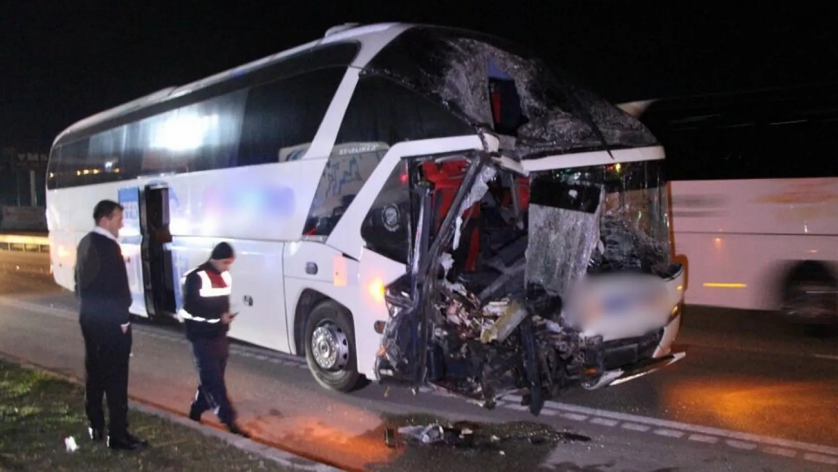 Yolcu Otobüsü Tıra Çarptı: 11 Yaralı