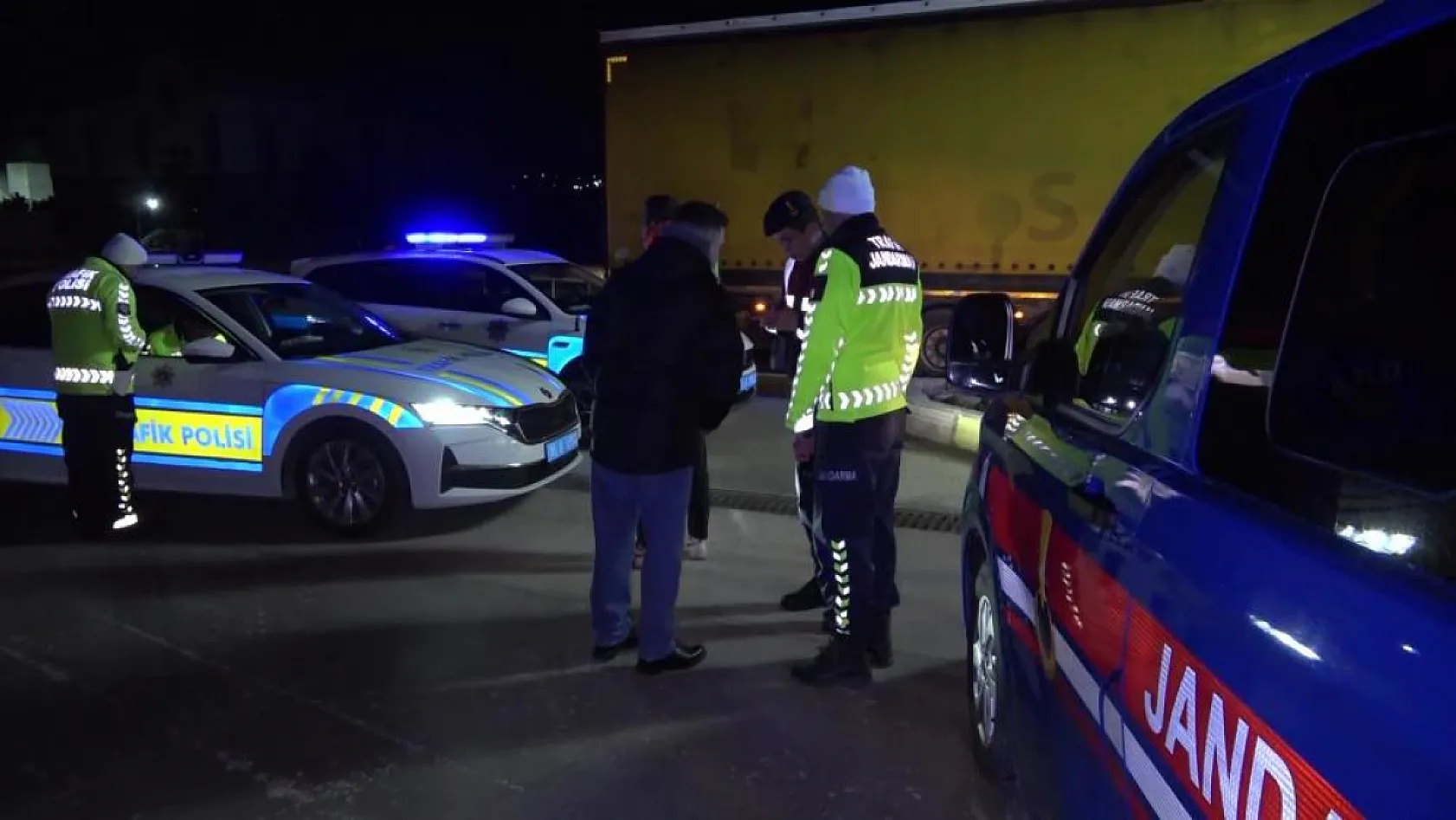 Yolcu Otobüsü Tıra Çarptı: 11 Yaralı