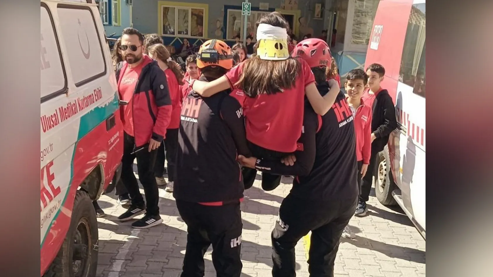 Köyceğiz Atatürk Ortaokulu'nda Afet Tatbikatı gerçekleştirildi