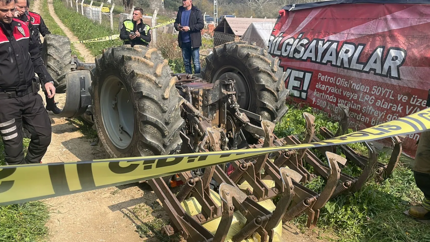 Devrilen traktörün altında kalan sürücü hayatını kaybetti