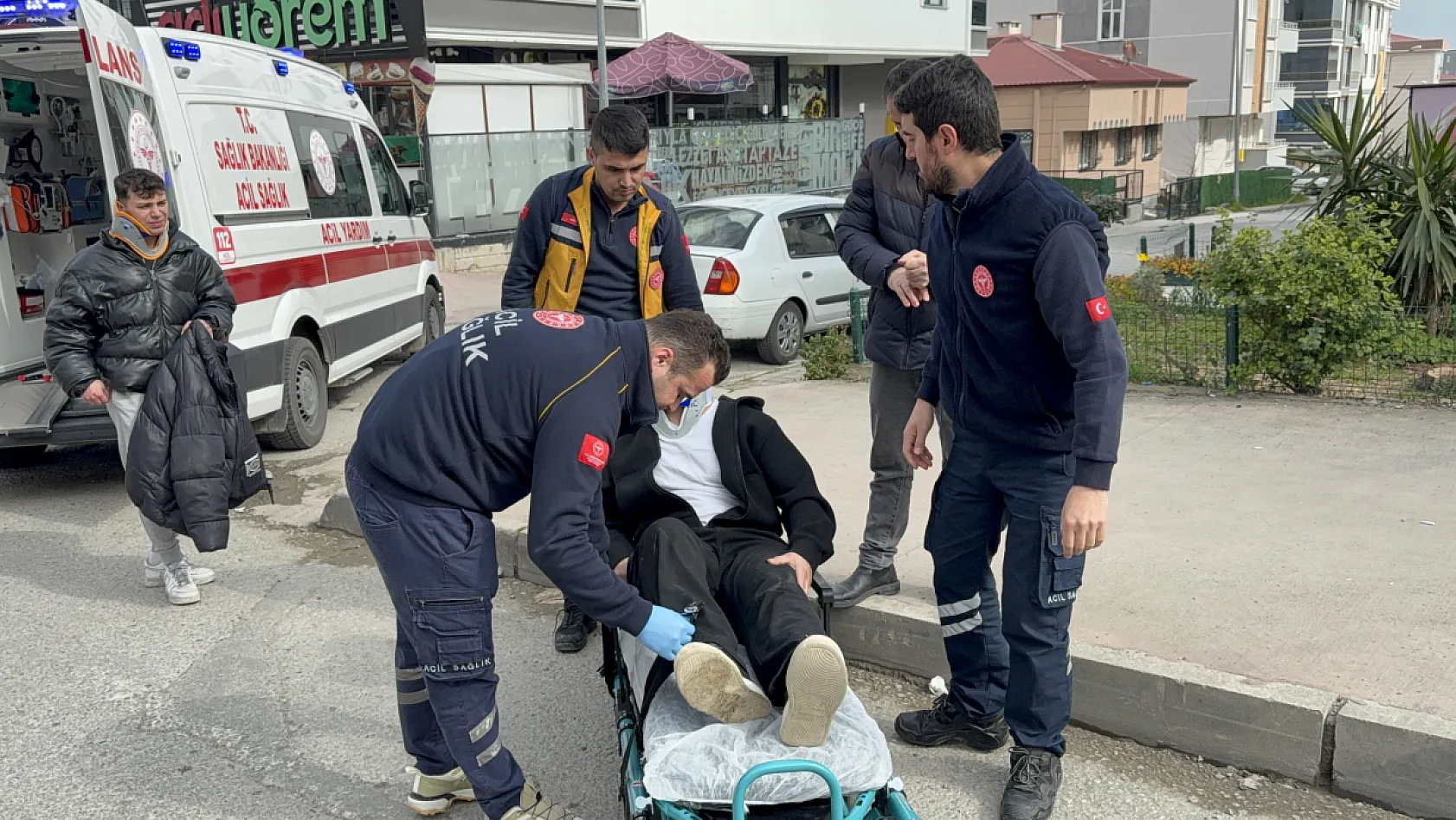 Motosiklet otomobile çarptı, 2 kardeş yaralandı