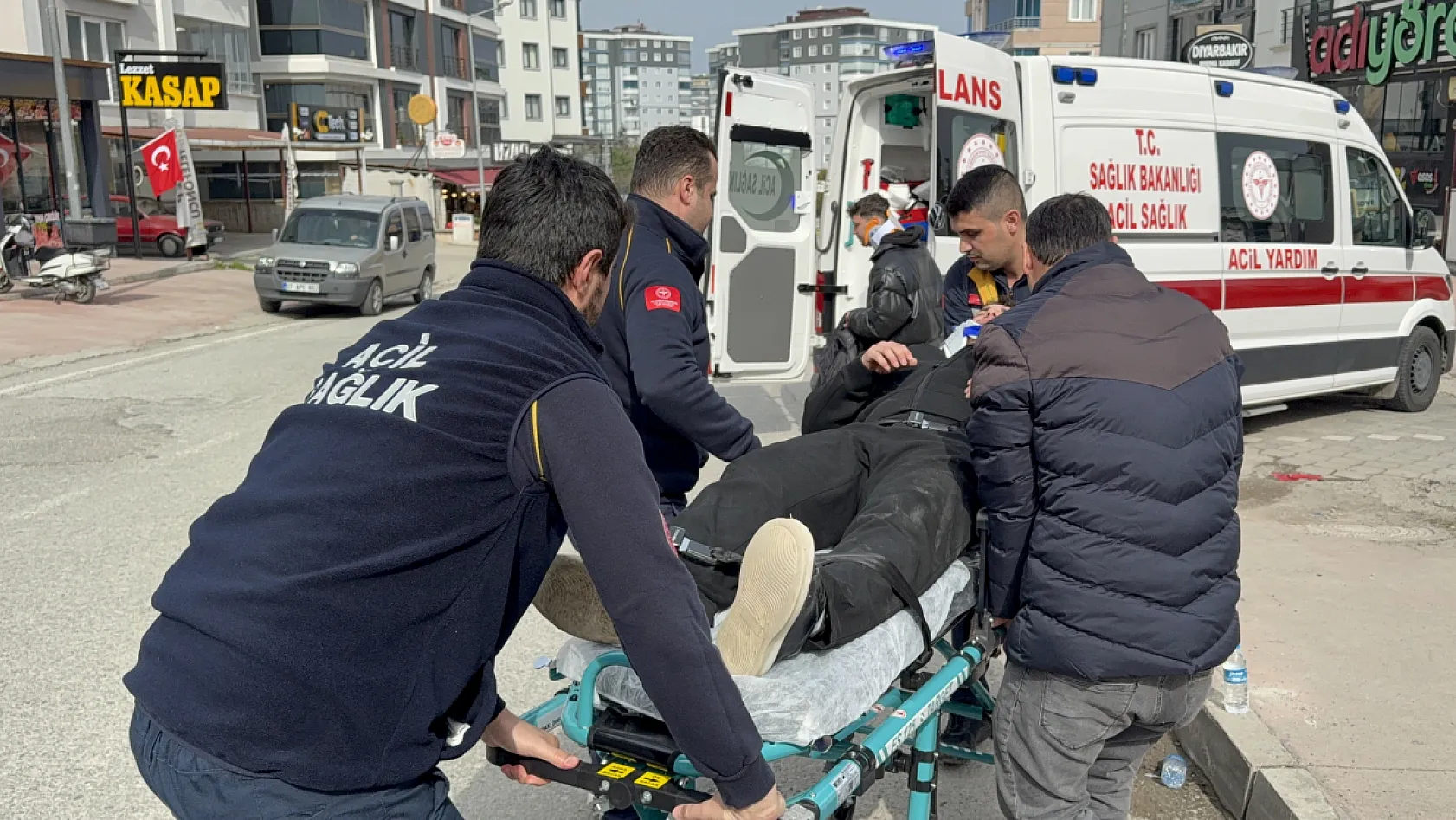 Motosiklet otomobile çarptı, 2 kardeş yaralandı