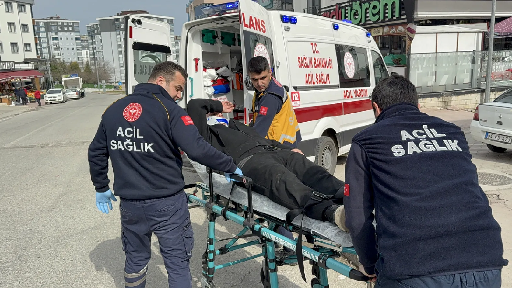 Motosiklet otomobile çarptı, 2 kardeş yaralandı