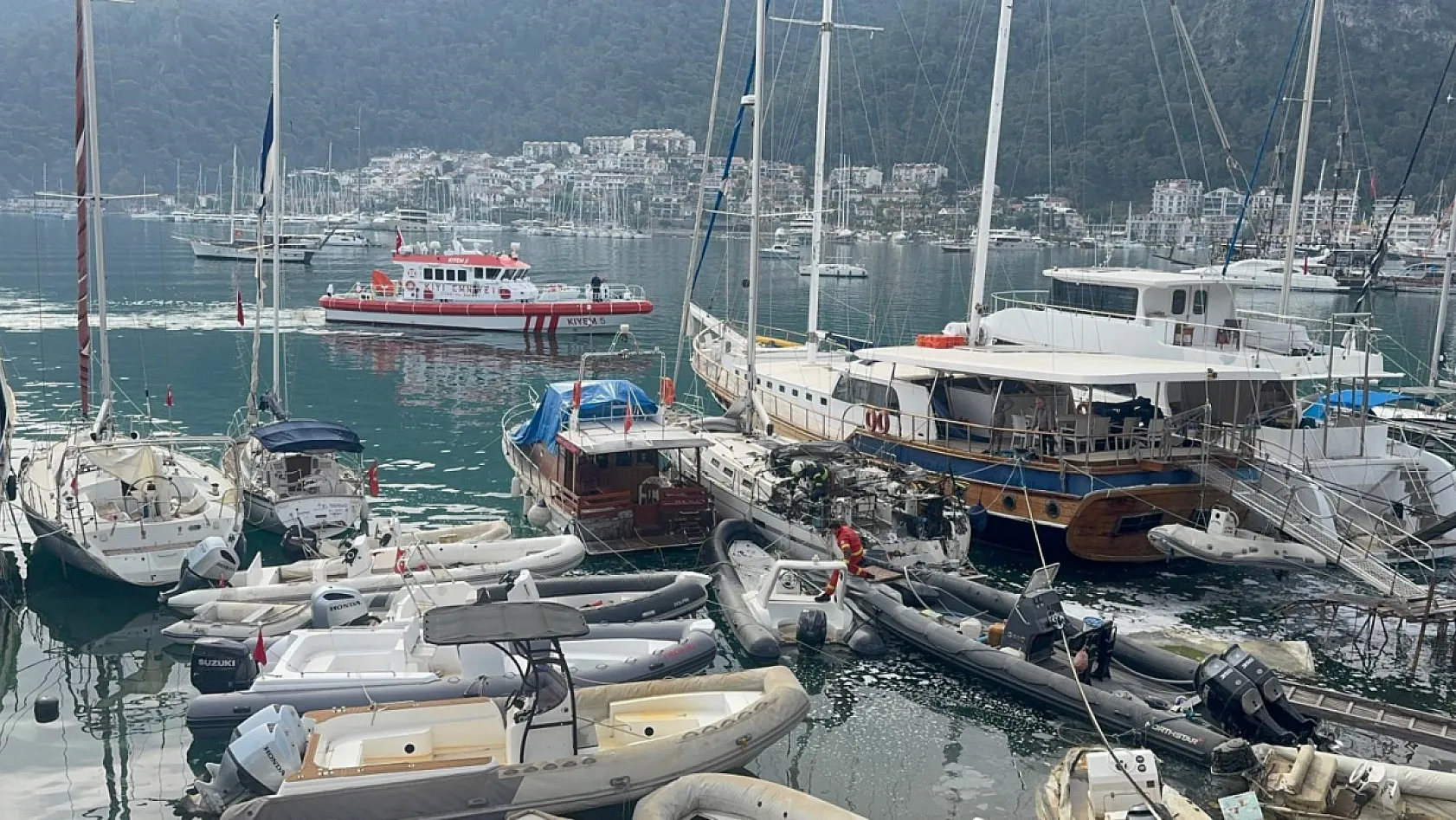 Fethiye'de göçmen kaçakçılığı yapılan tekne yandı