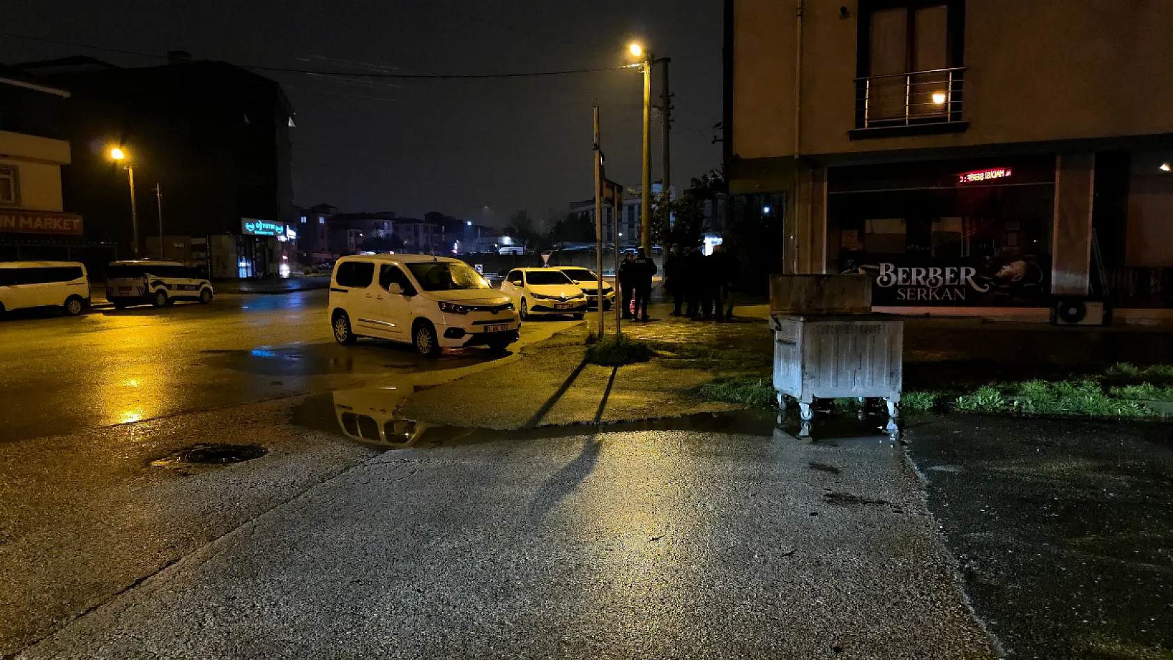 14 yaşında çocuk, otobüs durağında silahla vurulmuş halde bulundu