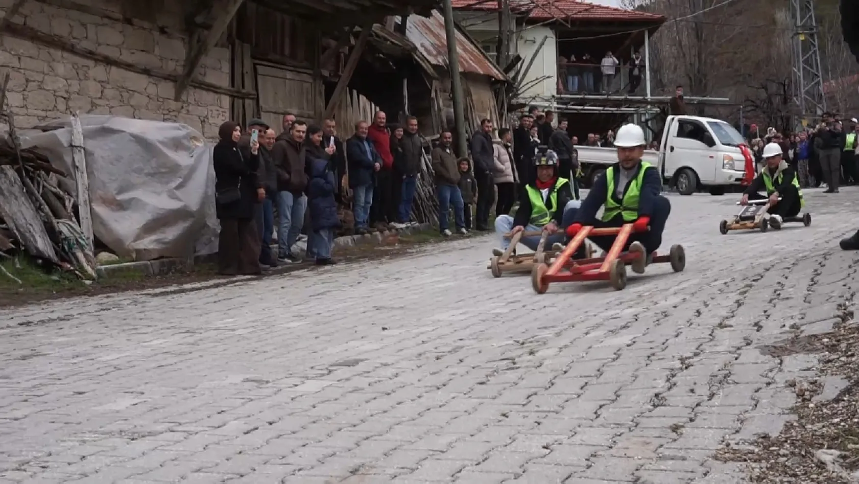 Gölhisar'da Geleneksel Yarış: Tahta Arabalar Parkura İndi