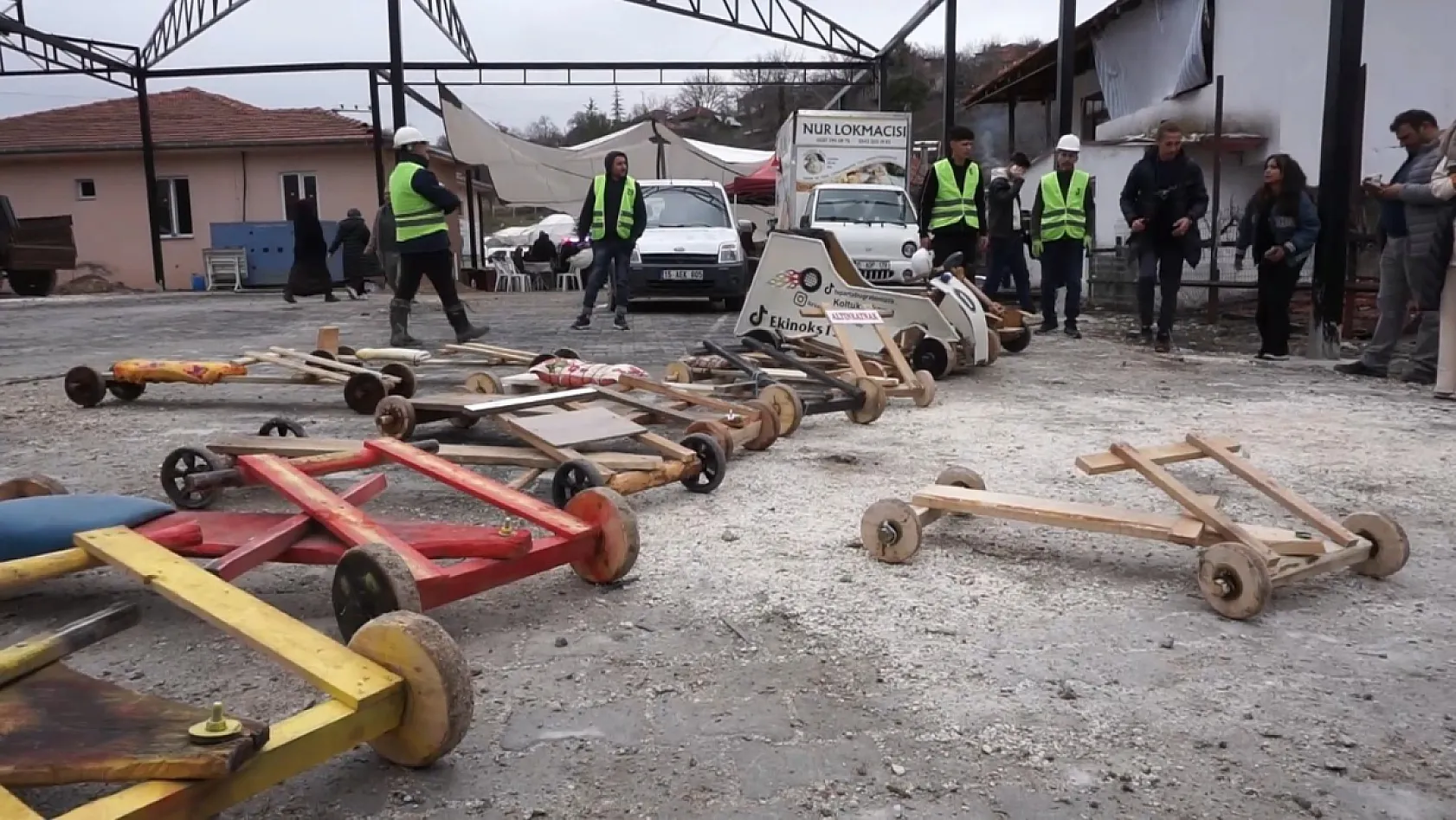 Gölhisar'da Geleneksel Yarış: Tahta Arabalar Parkura İndi