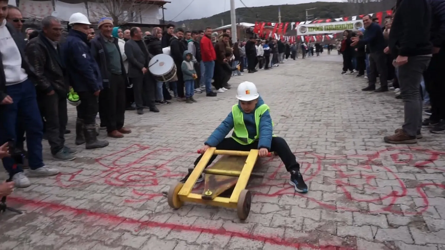 Gölhisar'da Geleneksel Yarış: Tahta Arabalar Parkura İndi