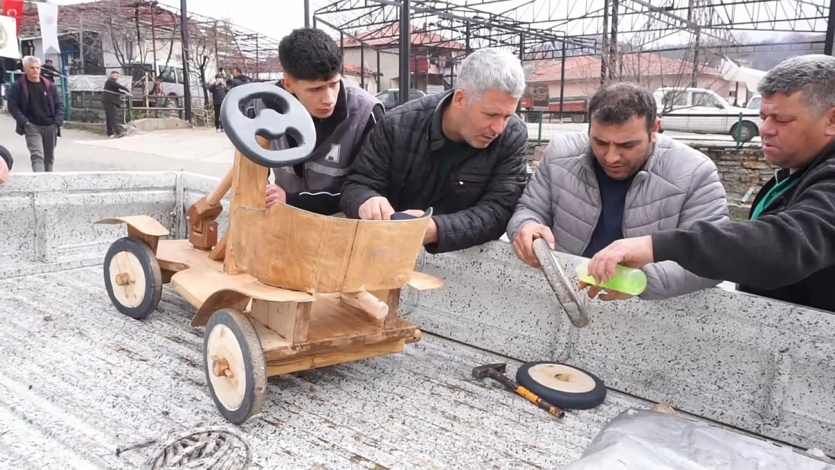 Gölhisar'da Geleneksel Yarış: Tahta Arabalar Parkura İndi