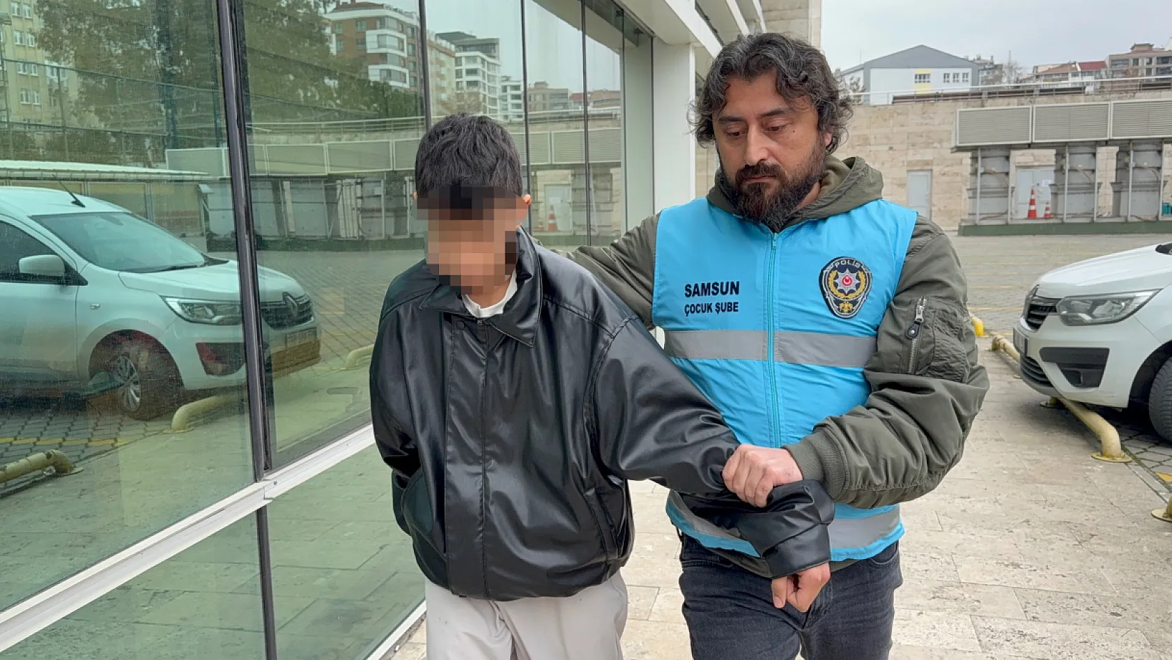 Yan bakma kavgası kanlı bitti: 17 yaşındaki çocuk boynundan bıçaklandı
