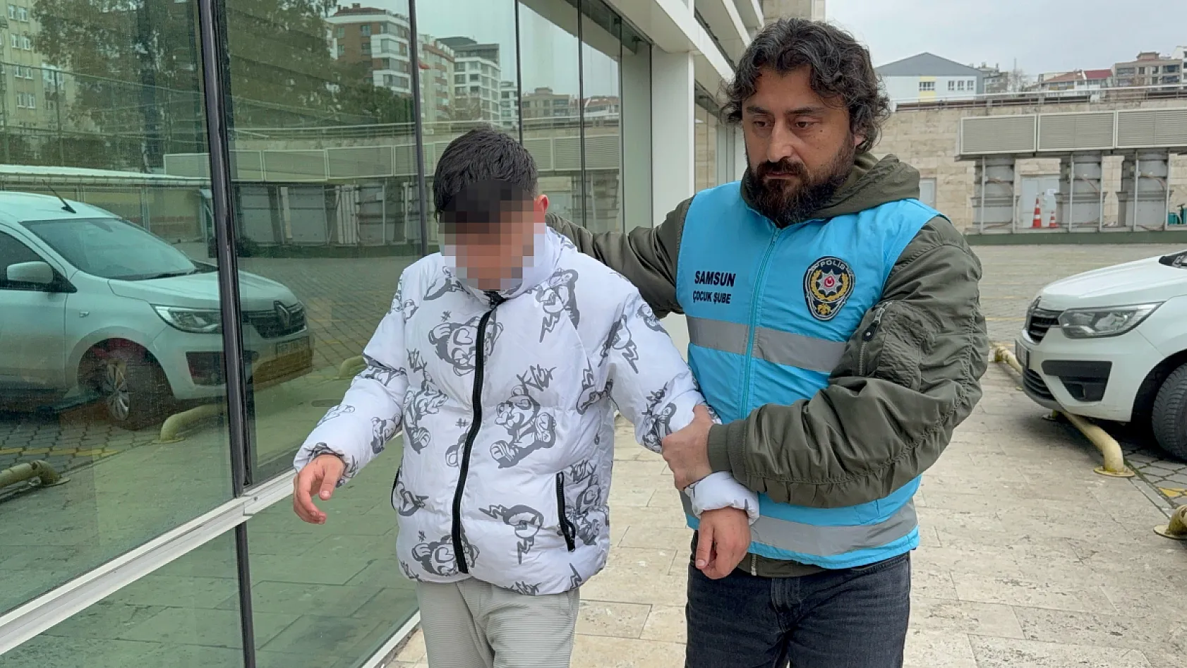 Yan bakma kavgası kanlı bitti: 17 yaşındaki çocuk boynundan bıçaklandı