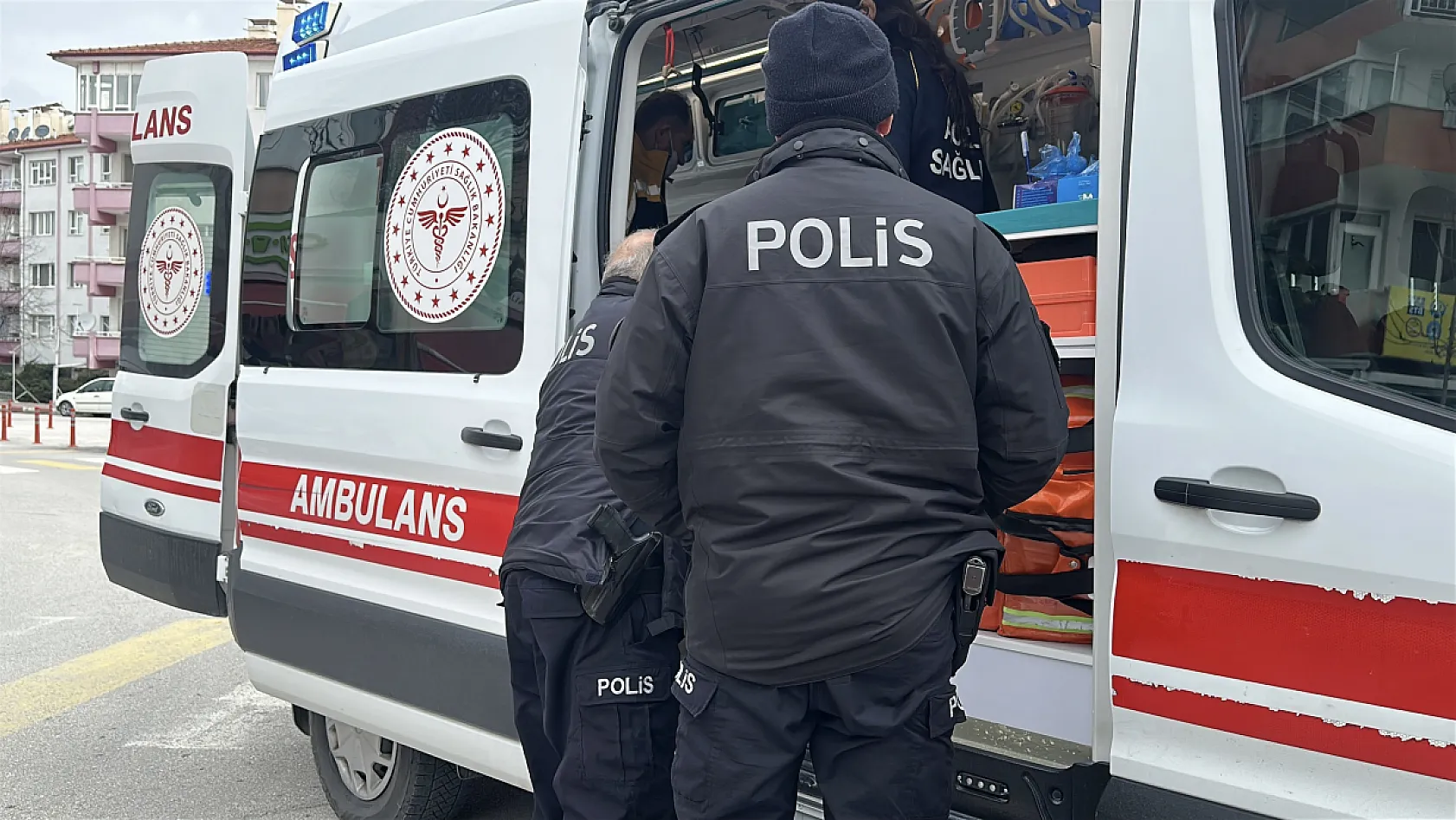 2 genç tanımadığı bir kişi tarafından bıçaklandı