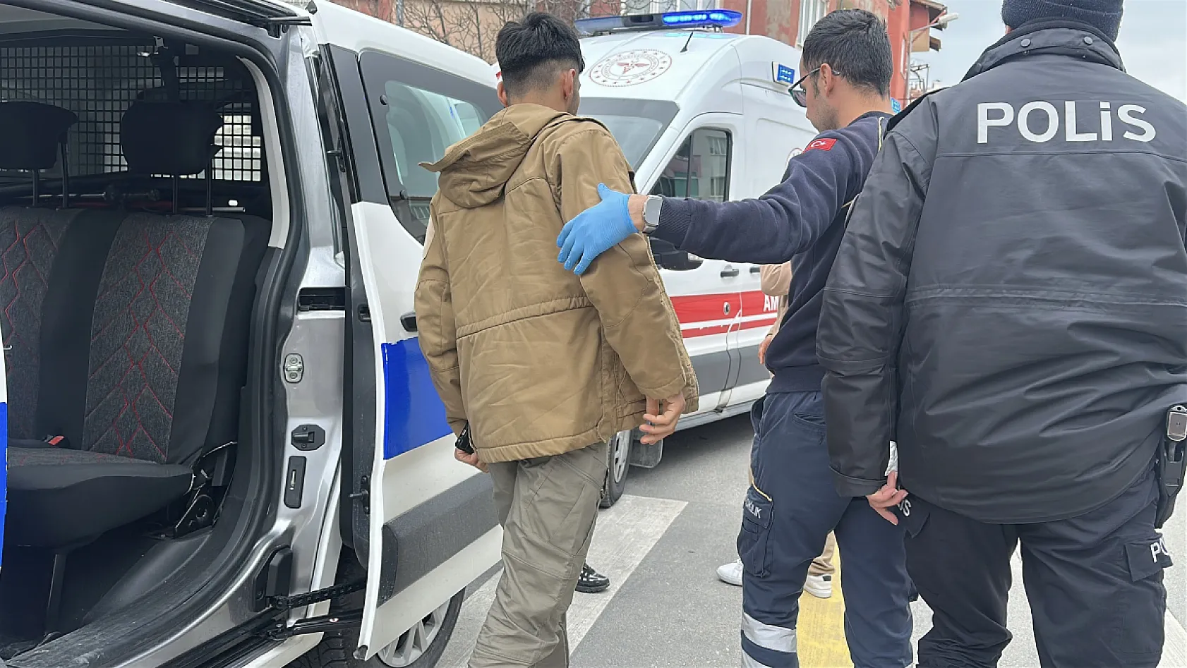 2 genç tanımadığı bir kişi tarafından bıçaklandı