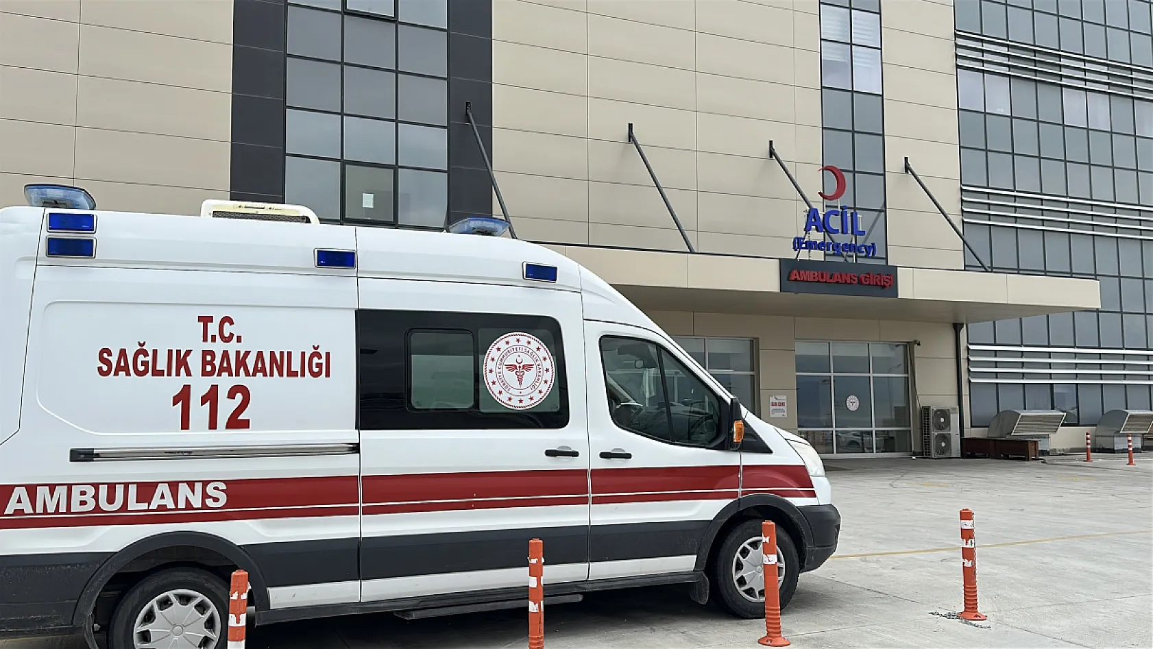 2 genç tanımadığı bir kişi tarafından bıçaklandı