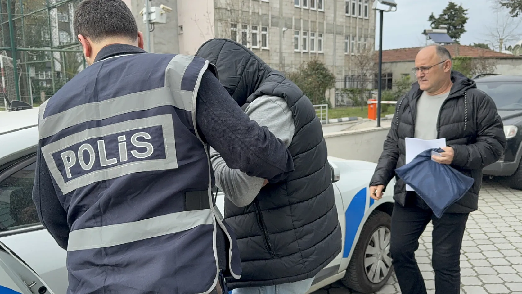 Eski karısının bıçak tehdidiyle cep telefonunu gasp etti