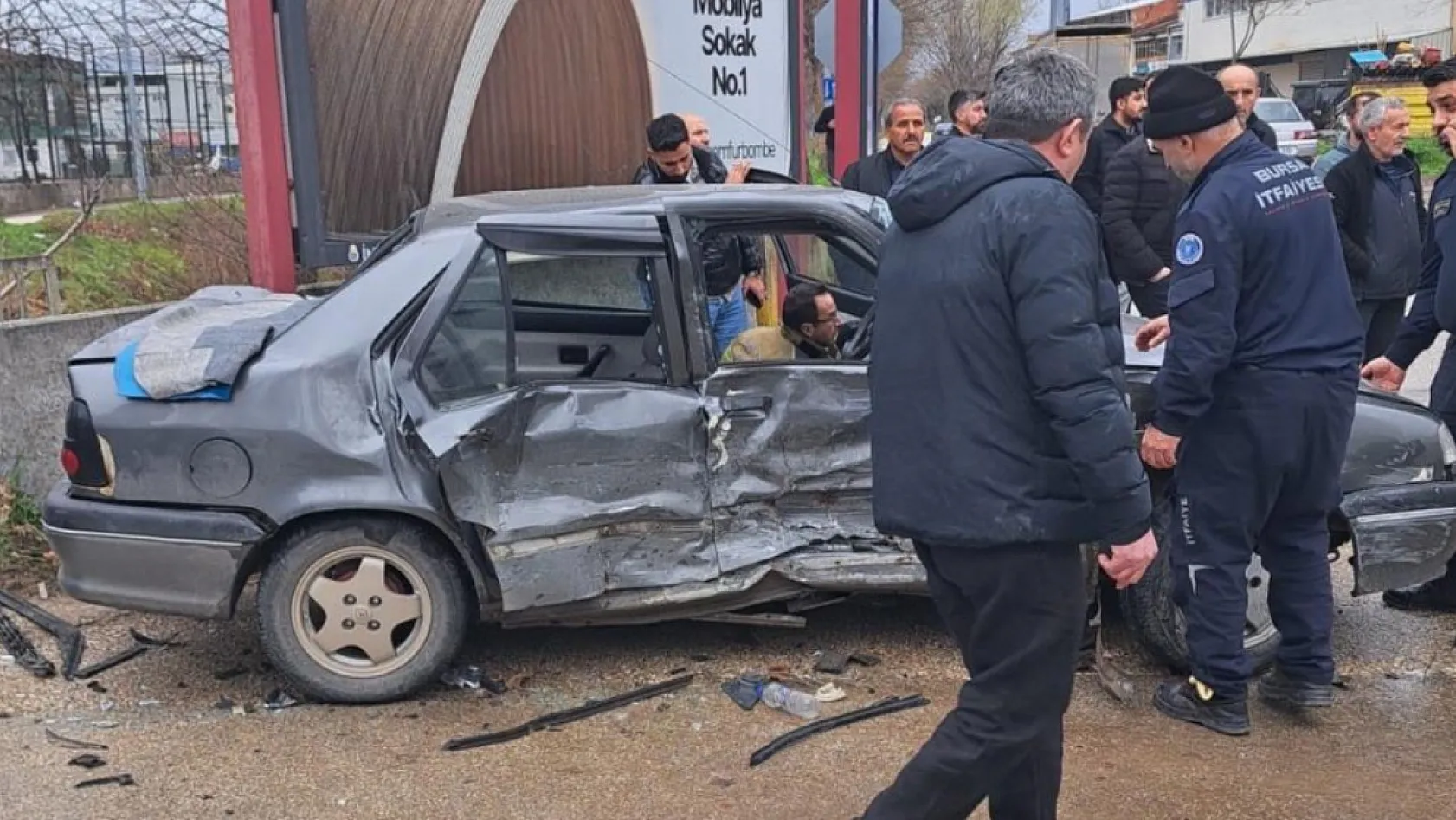 2 aracın karıştığı kazada 4'ü çocuk 9 kişi yaralandı