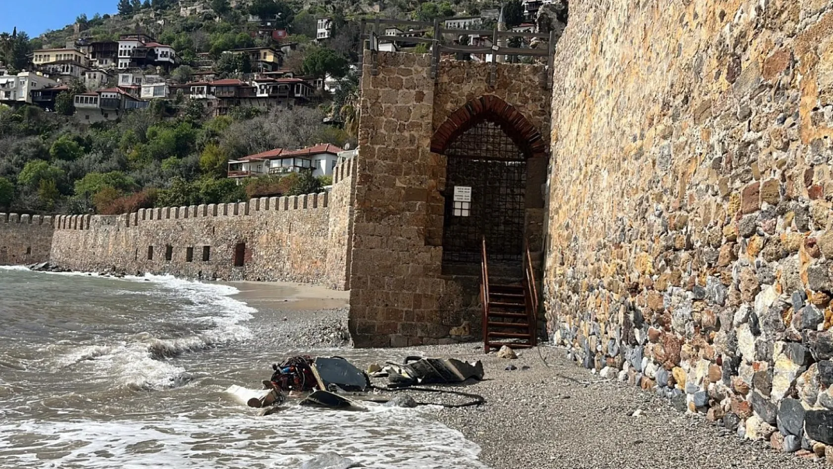 Alanya'da balıkçı teknesi alabora oldu: 2 kişi yüzerek kurtuldu