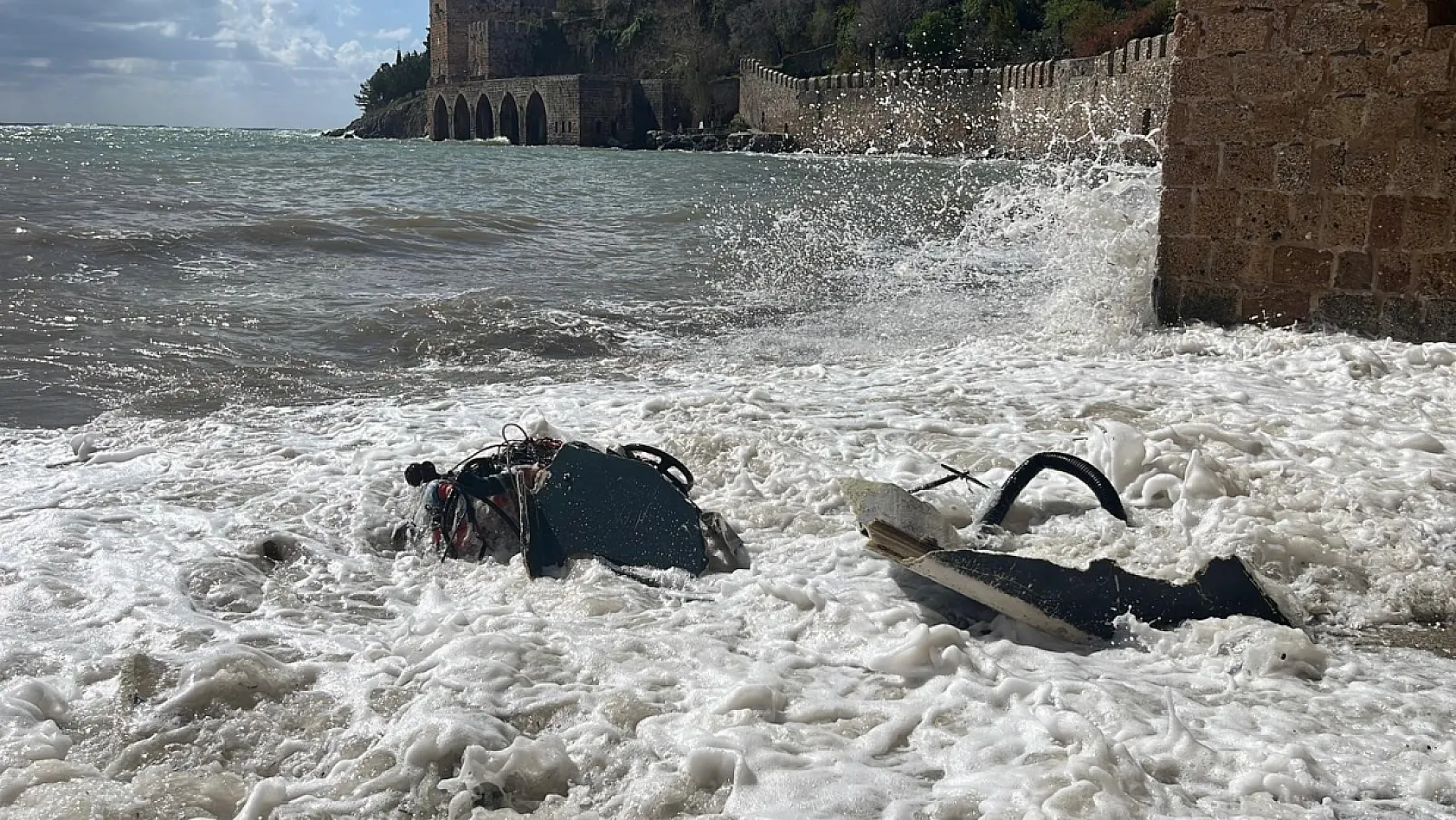 Alanya'da balıkçı teknesi alabora oldu: 2 kişi yüzerek kurtuldu