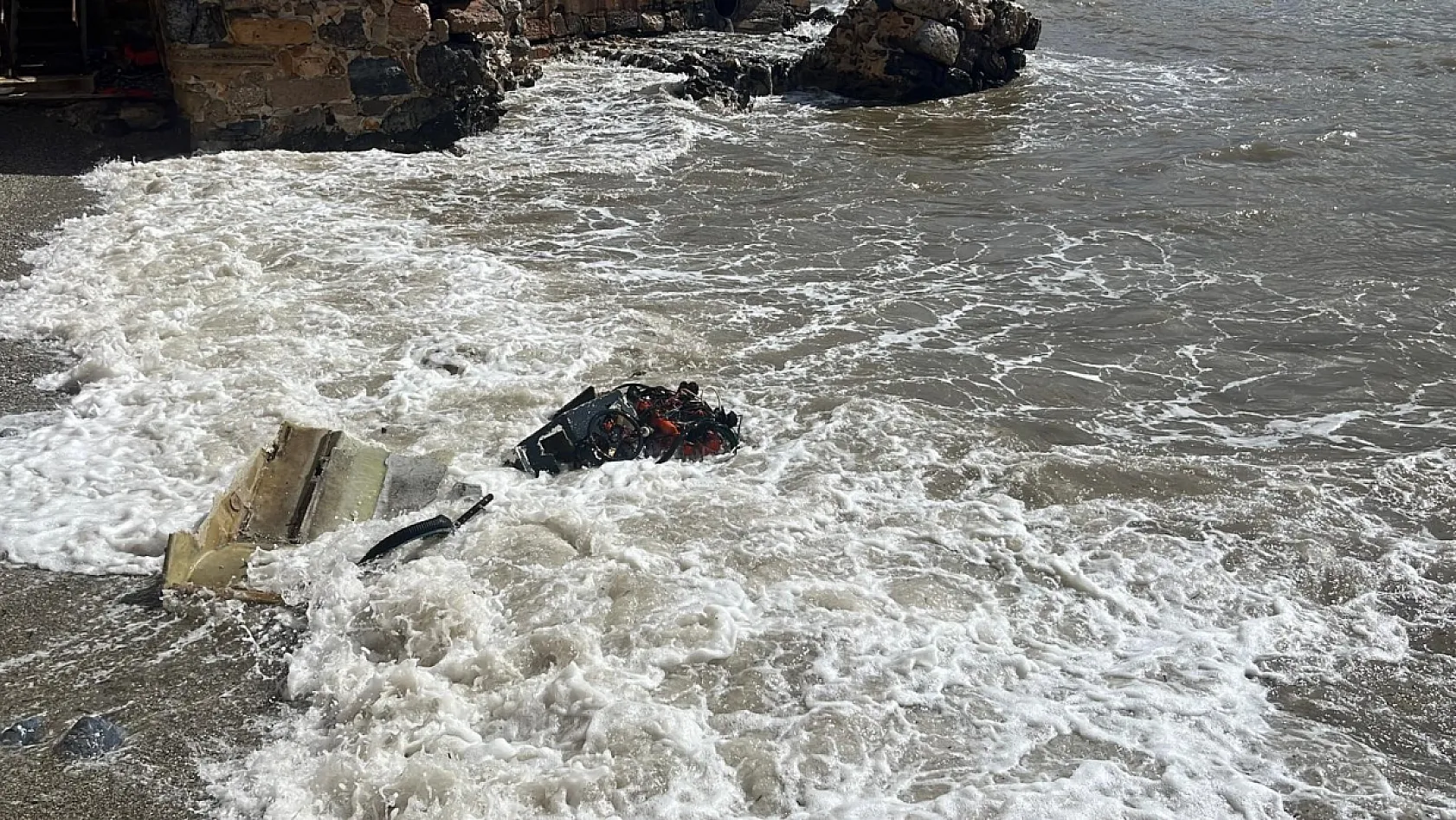 Alanya'da balıkçı teknesi alabora oldu: 2 kişi yüzerek kurtuldu