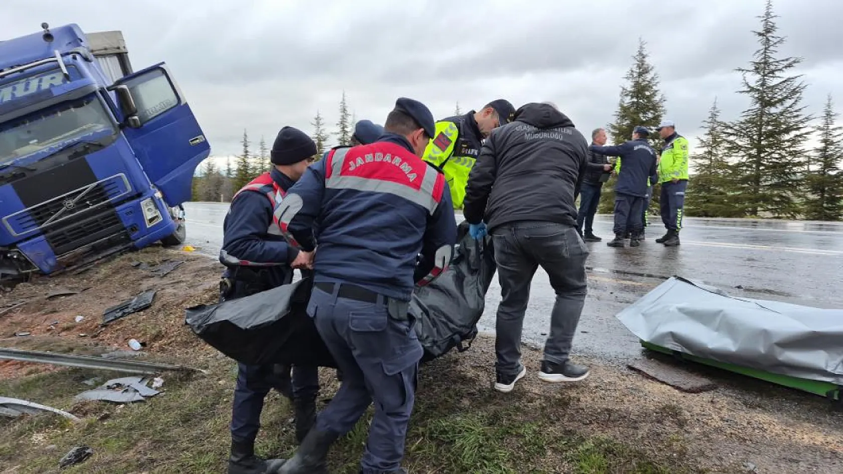 Kontrolden çıkan tır otomobili altına aldı: 1 ölü, 1'i ağır 2 yaralı