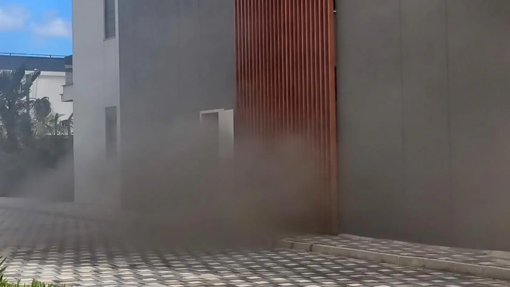 Antalya Aksu'da lüks dairedeki yangın ev sahibini ağlattı