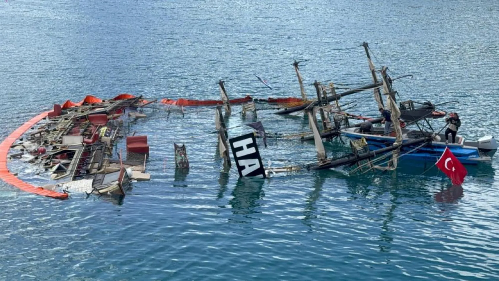 Fethiye'de tur teknesi sulara gömüldü, bir kişi hayatını kaybetti