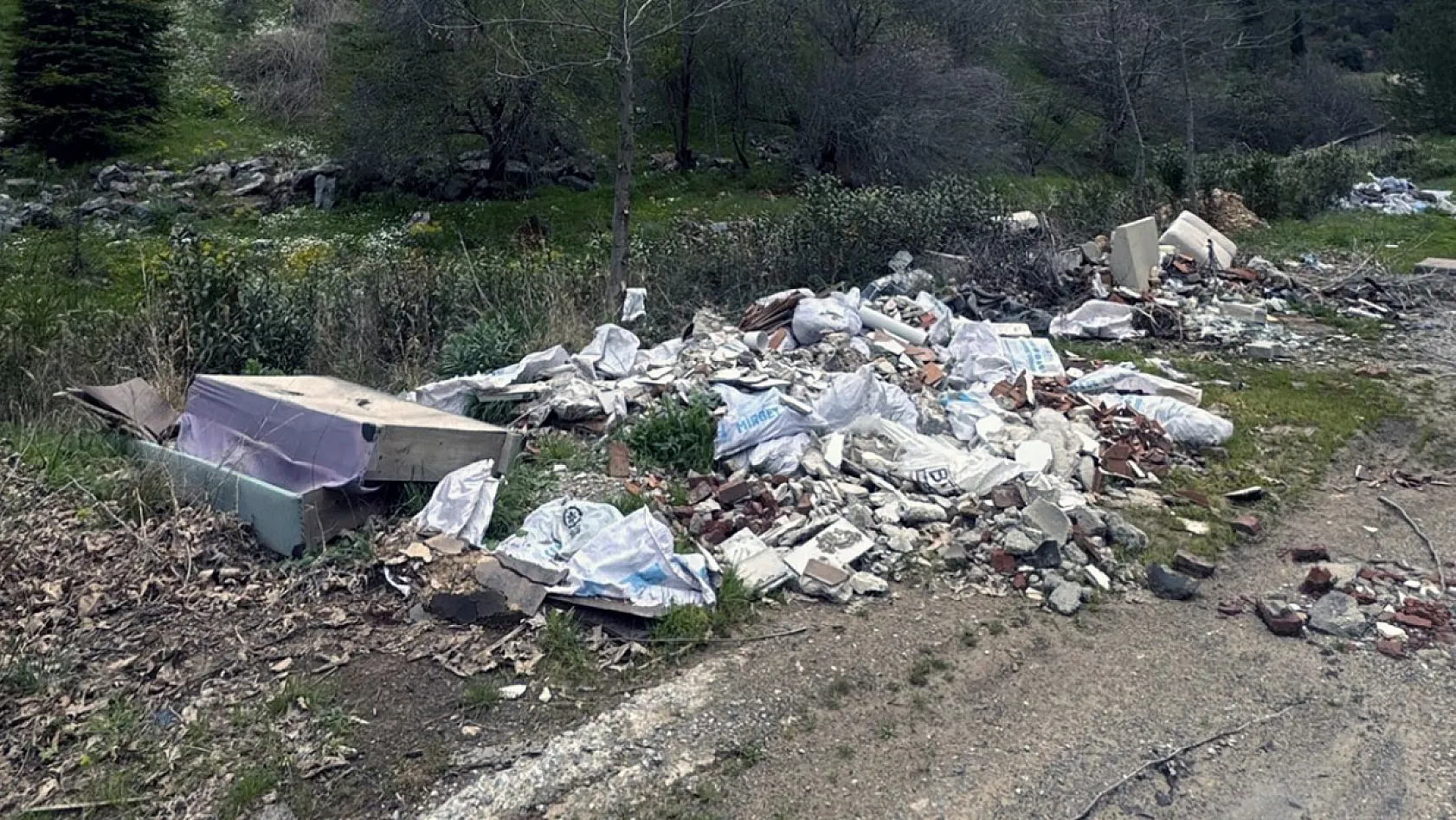 Muğla'da kaçak döküm yapanlar fotokapandan kaçamadı