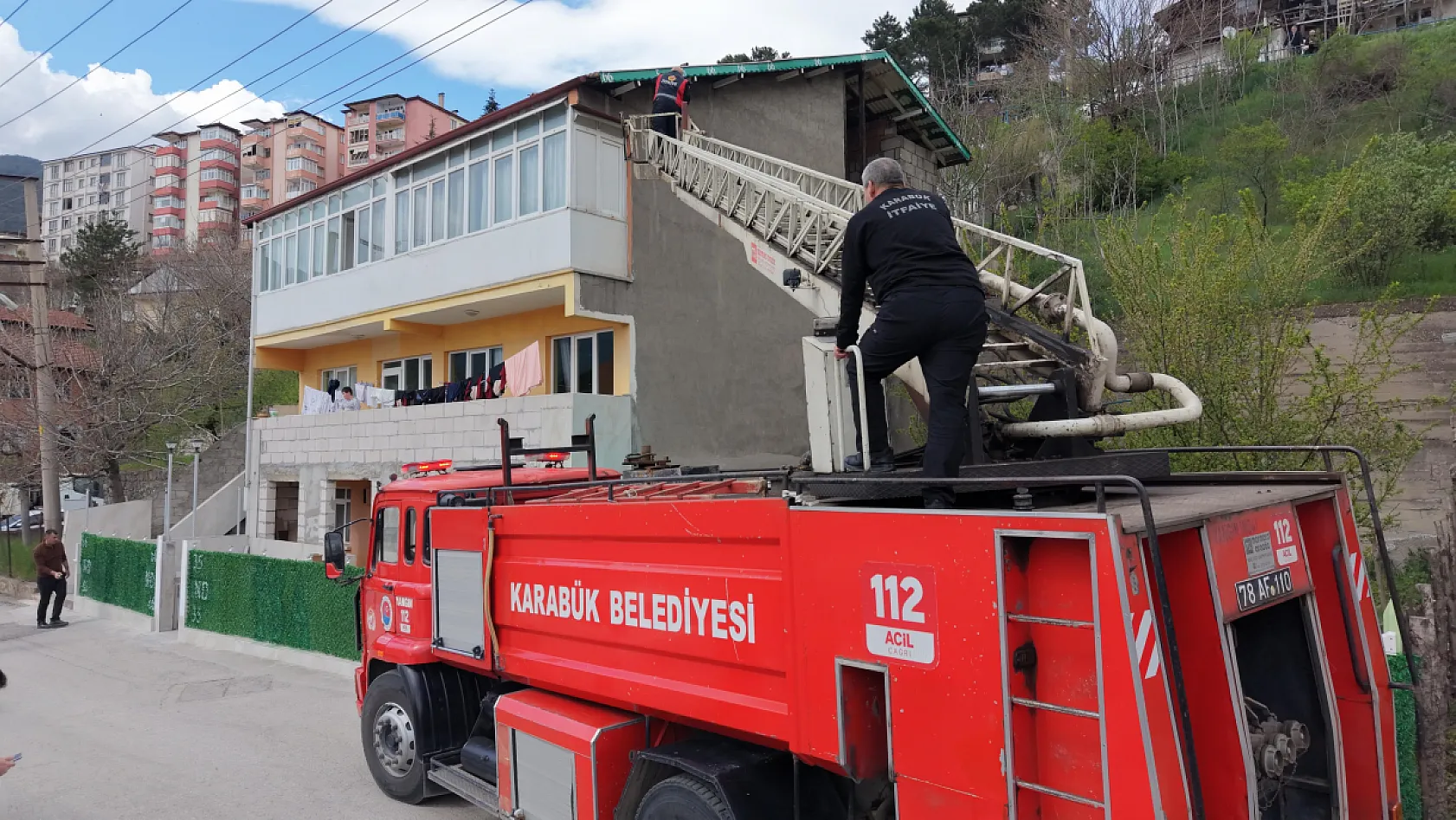 Evin çatısına ve önündeki çitlere yazılan yazılar ekipleri harekete geçirdi