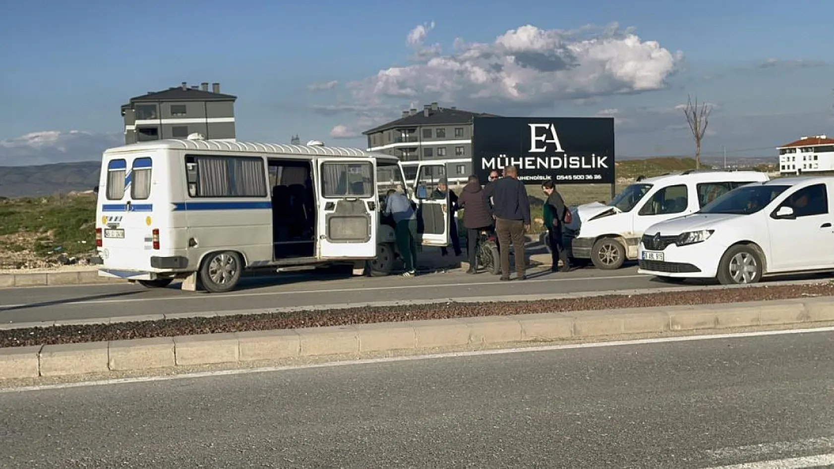 Kazadan sonra ters yöne giren minibüs hafif ticari araçla çarpıştı: 1'i çocuk 4 yaralı