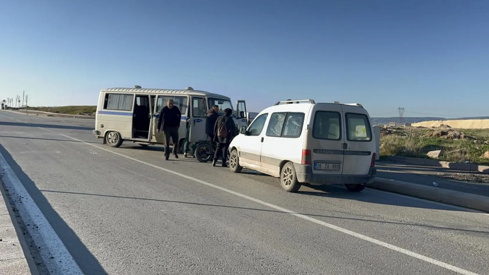 Kazadan sonra ters yöne giren minibüs hafif ticari araçla çarpıştı: 1'i çocuk 4 yaralı