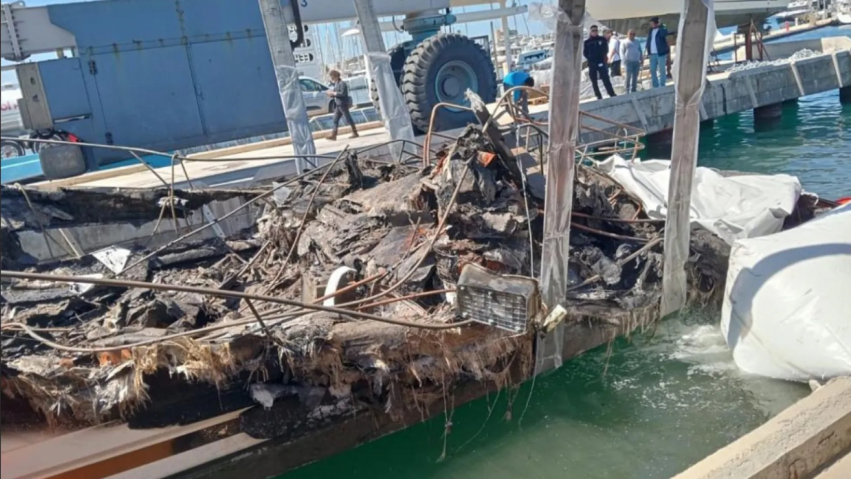 Bodrum'da yanan motoryatların enkazı kaldırılıyor