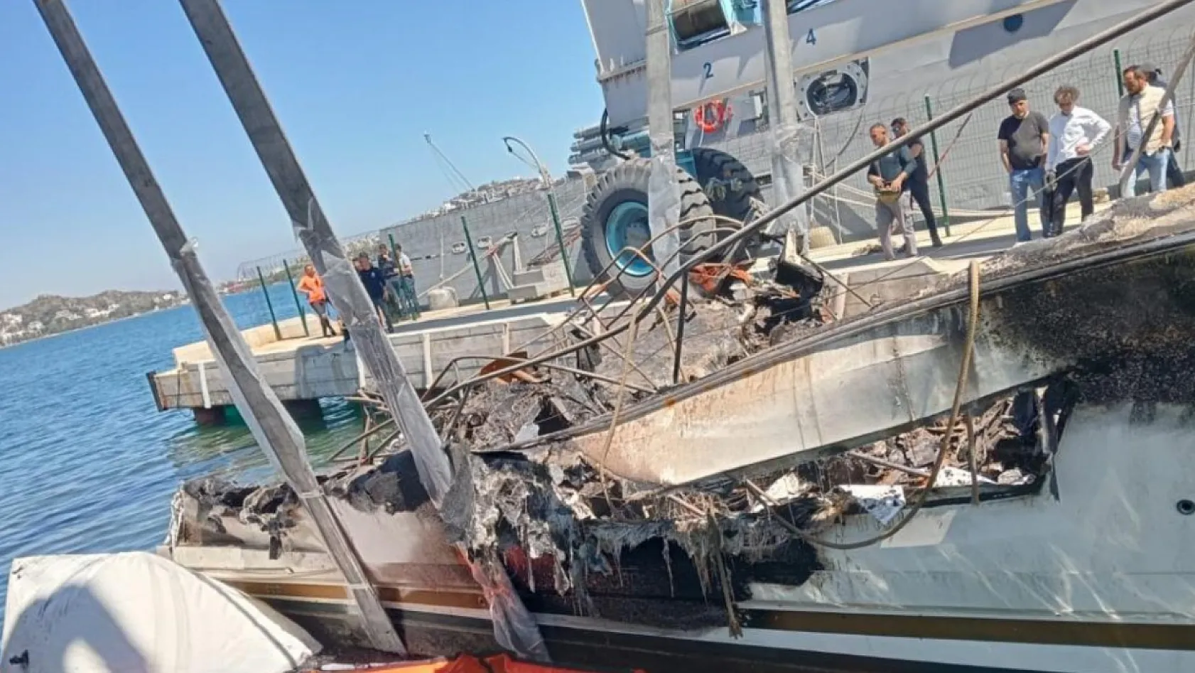 Bodrum'da yanan motoryatların enkazı kaldırılıyor