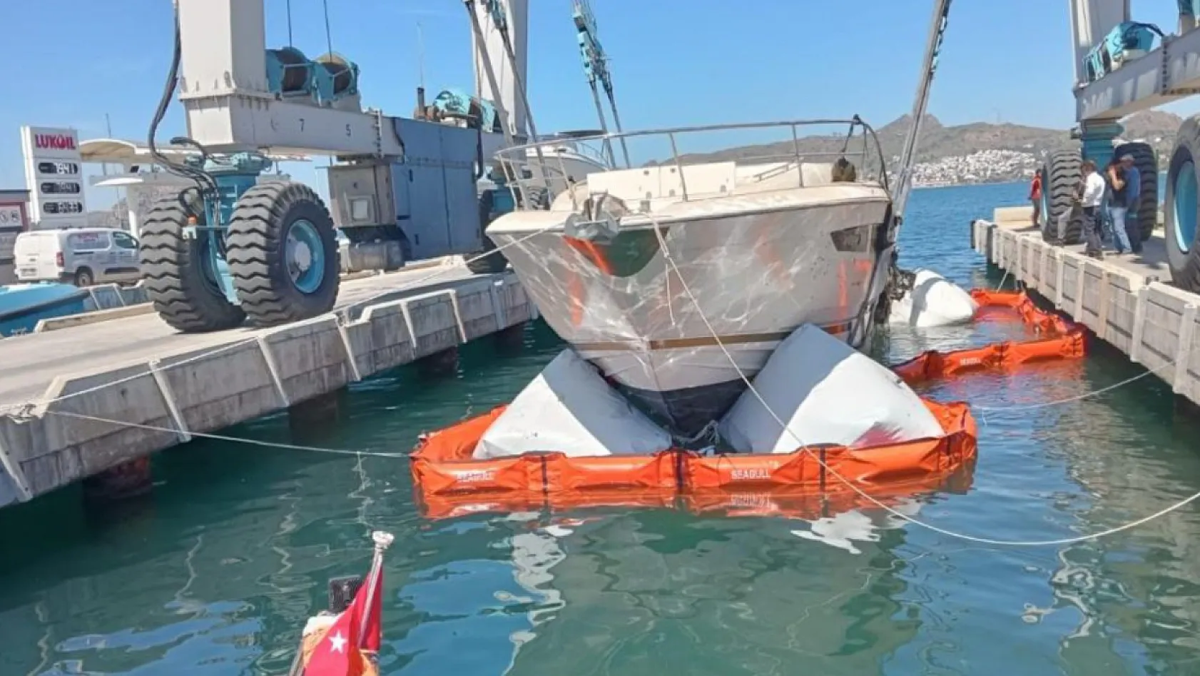 Bodrum'da yanan motoryatların enkazı kaldırılıyor