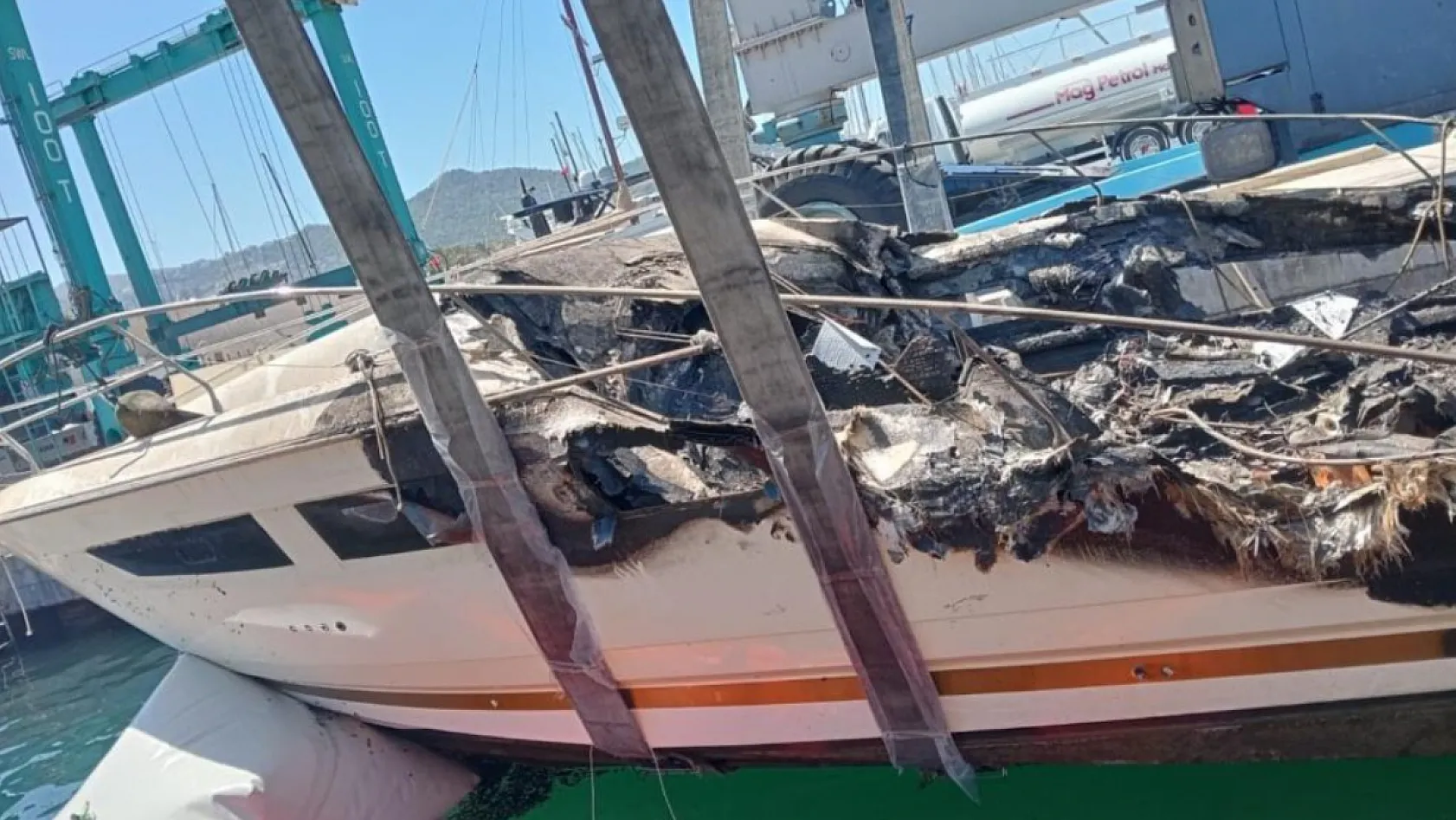 Bodrum'da yanan motoryatların enkazı kaldırılıyor