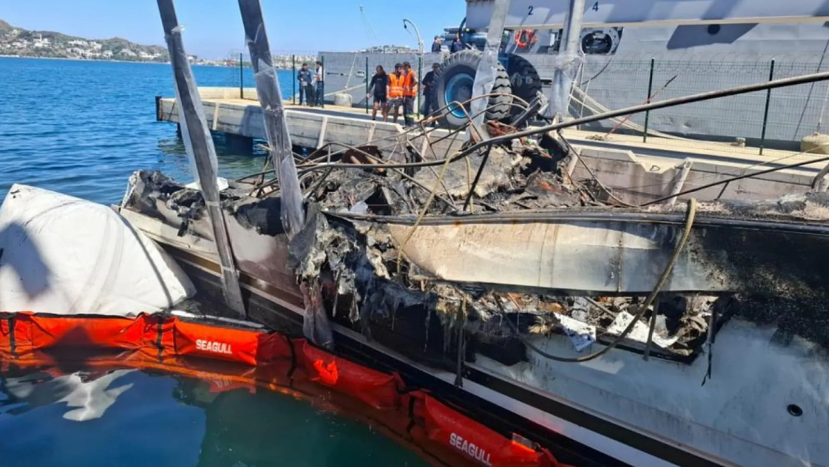 Bodrum'da yanan motoryatların enkazı kaldırılıyor