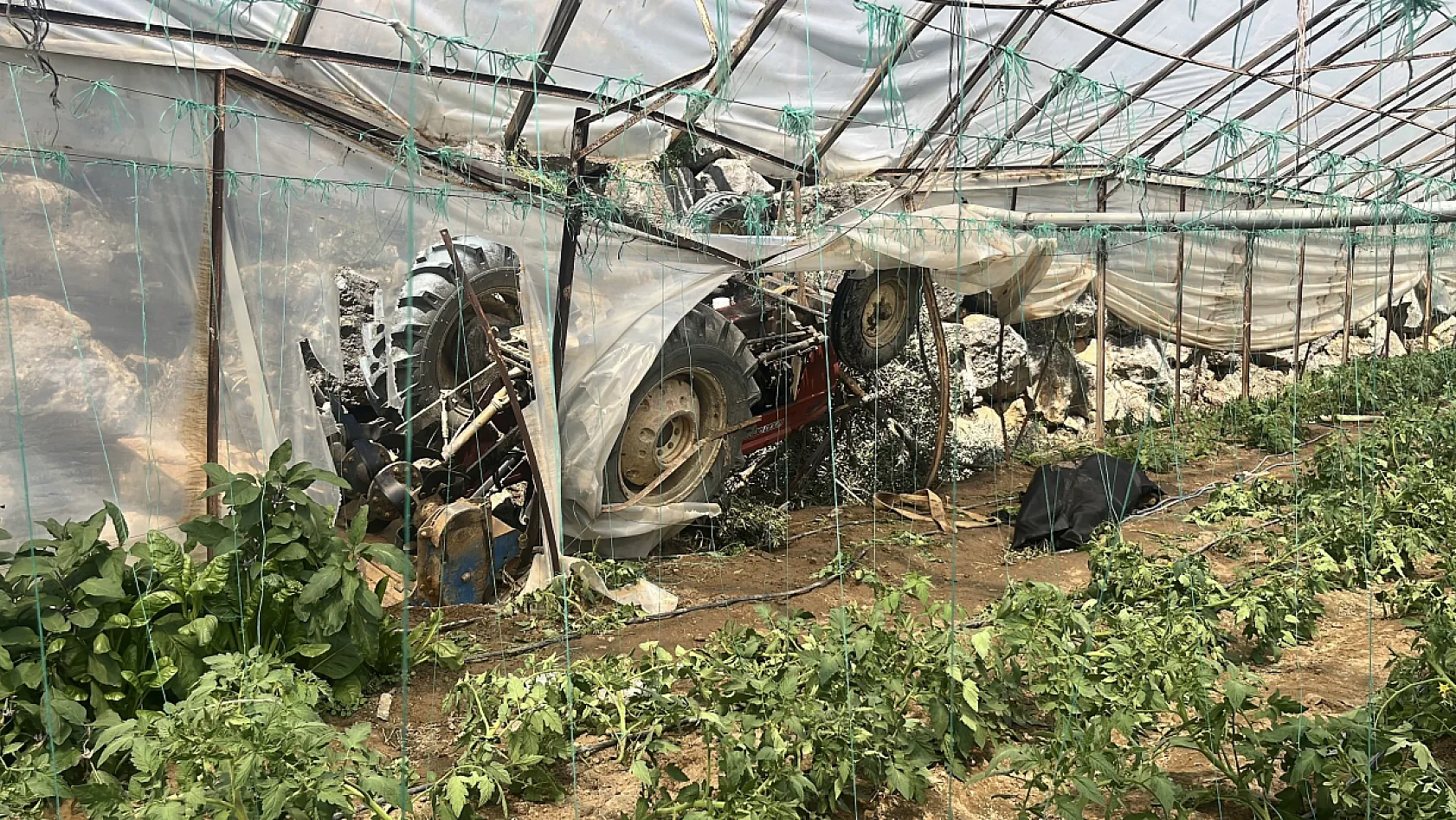 Antalya'da Feci Kaza: Traktörün Altında Kalan Genç Hayatını Kaybetti