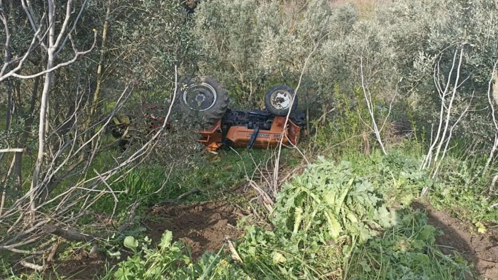 Traktör şarampole uçtu 2 yaralı