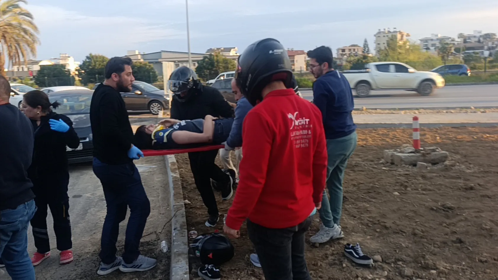 Antalya'da çarpmanın etkisiyle 20 metre fırlayıp refüjdeki toprağa düşüp hayata tutundular: 2 yaralı
