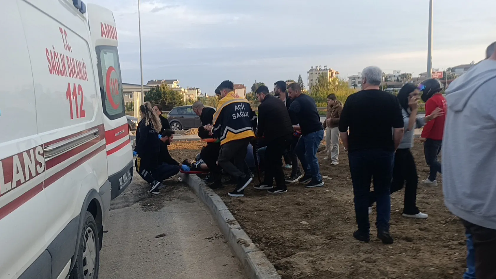 Antalya'da çarpmanın etkisiyle 20 metre fırlayıp refüjdeki toprağa düşüp hayata tutundular: 2 yaralı