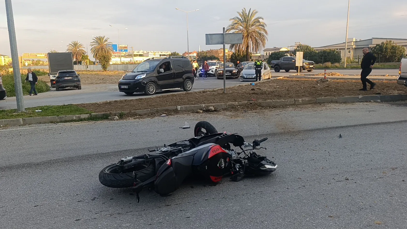 Antalya'da çarpmanın etkisiyle 20 metre fırlayıp refüjdeki toprağa düşüp hayata tutundular: 2 yaralı