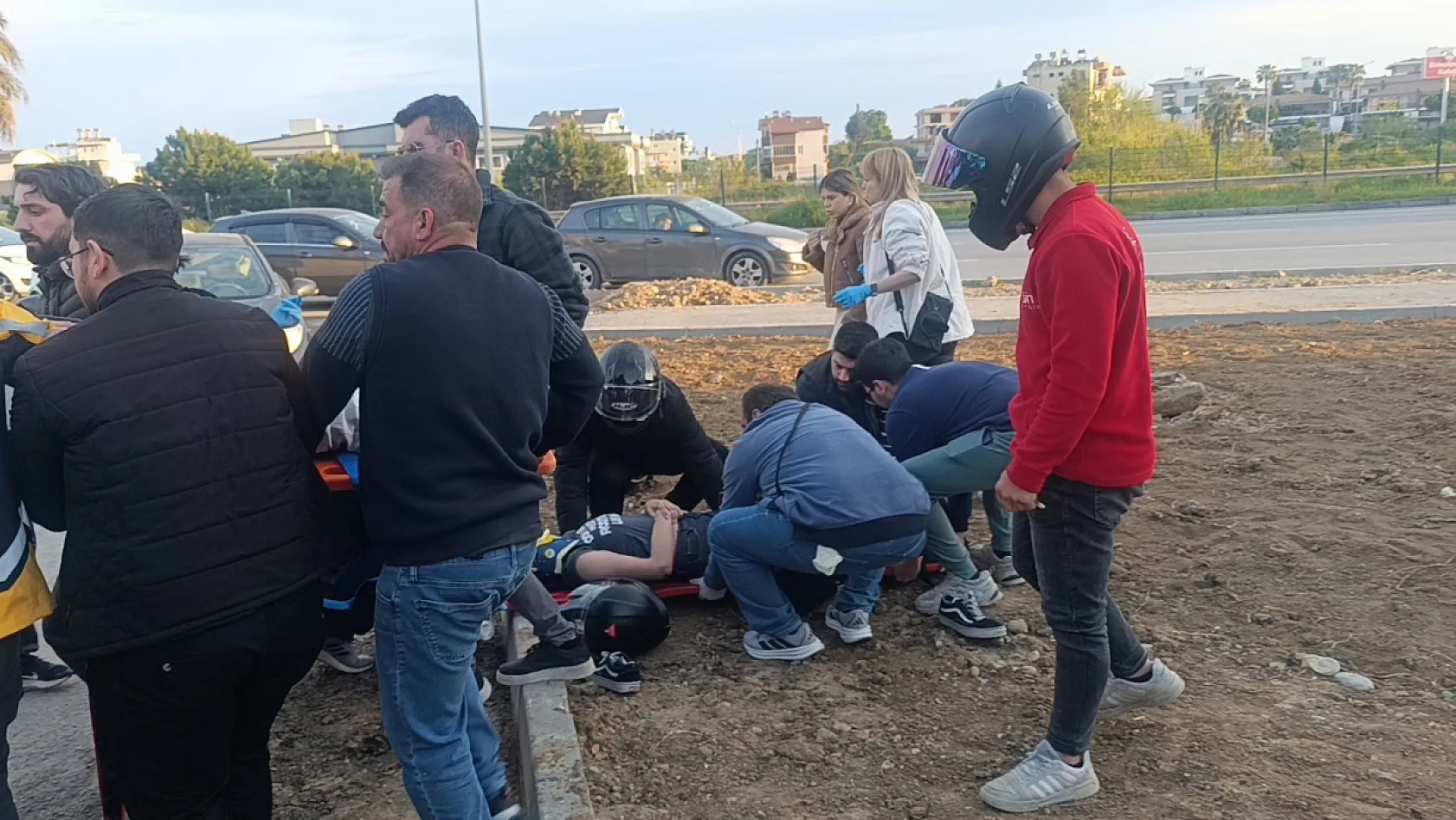 Antalya'da çarpmanın etkisiyle 20 metre fırlayıp refüjdeki toprağa düşüp hayata tutundular: 2 yaralı