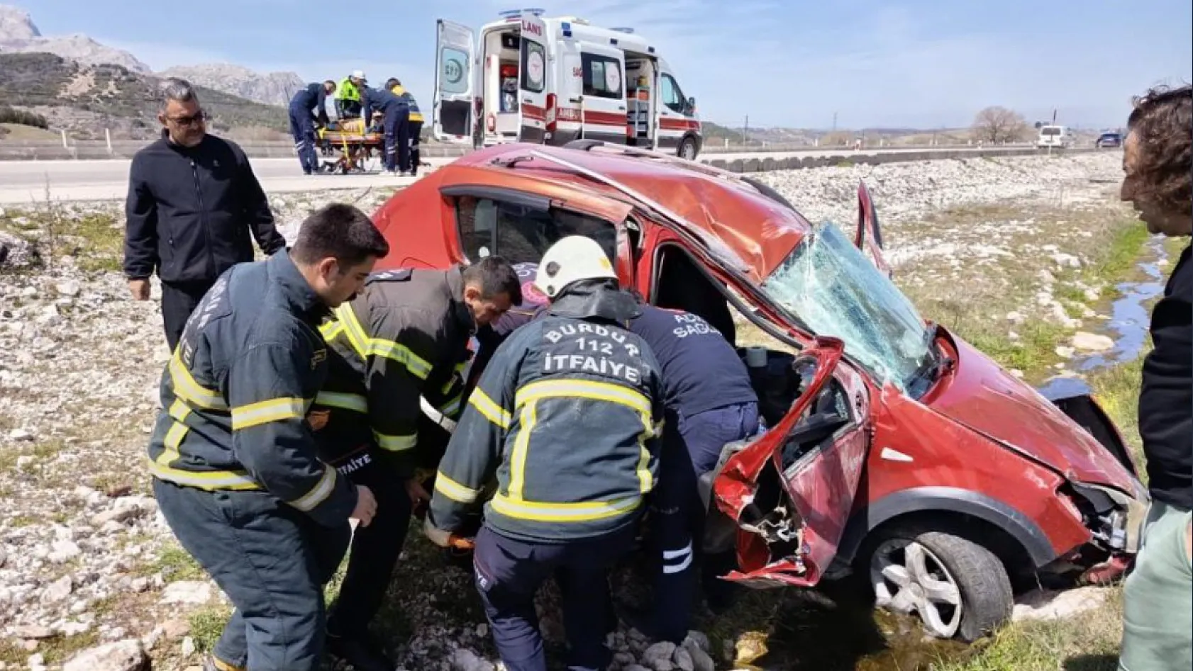 Antalya-Burdur Karayolu'nda Kaza: Direksiyon hakimiyetini kaybeden sürücü yaralandı