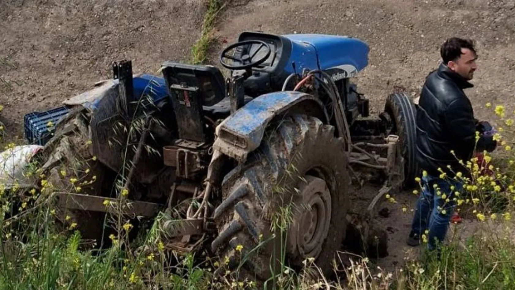 Manisa'da ön lastiği fırlayan traktör takla attı: 2 yaralı