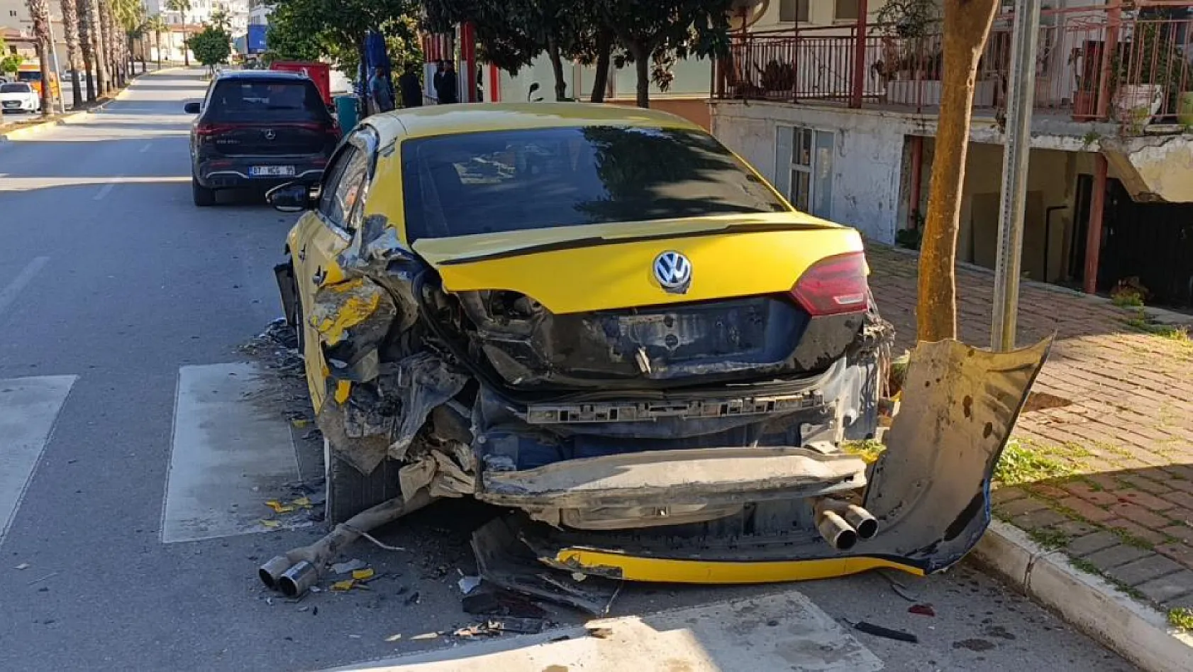 Antalya'da park halindeki araçları hurdaya çevirdi, 3.41 promil alkollü çıktı