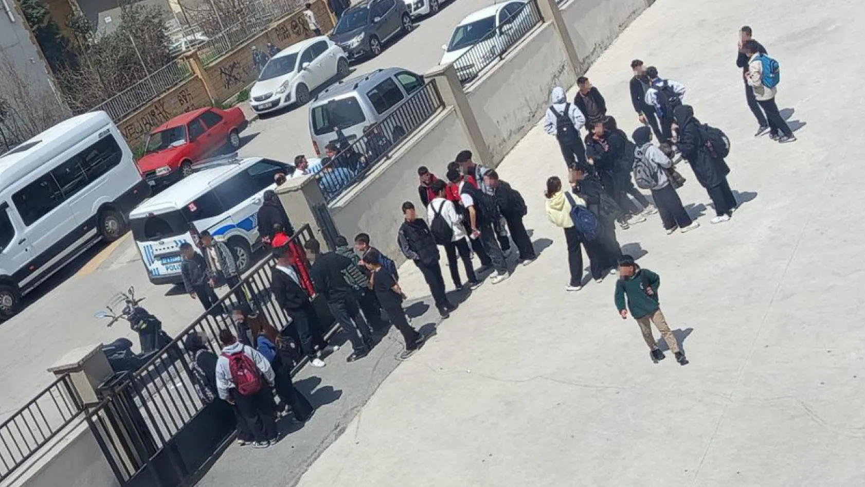 Gaziantep'te lise önünde kurusıkı tabancalı saldırı paniği